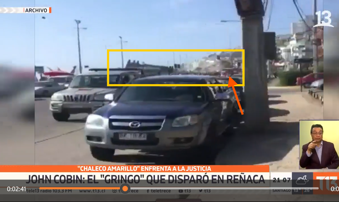 Cobin esquivando y disparando - Hyundai de Molina no visible, autobús al fondo (2:41)